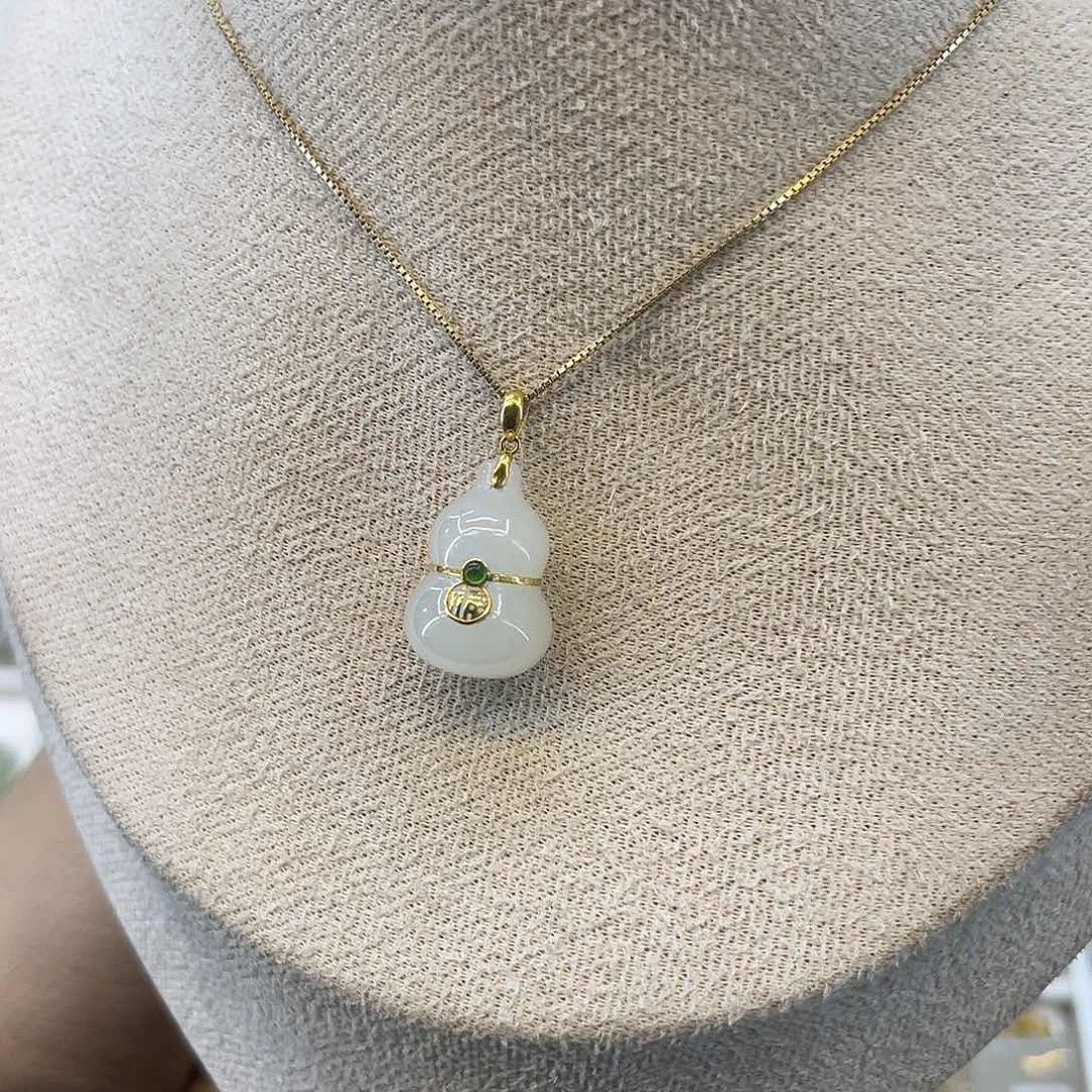 和田玉18K金镶嵌吊坠(赠链)