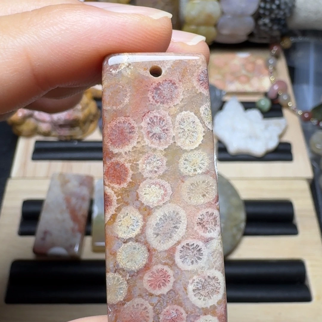 未镶嵌紫红满花，可盘硅化玉