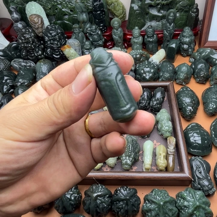 和田玉未镶嵌把件