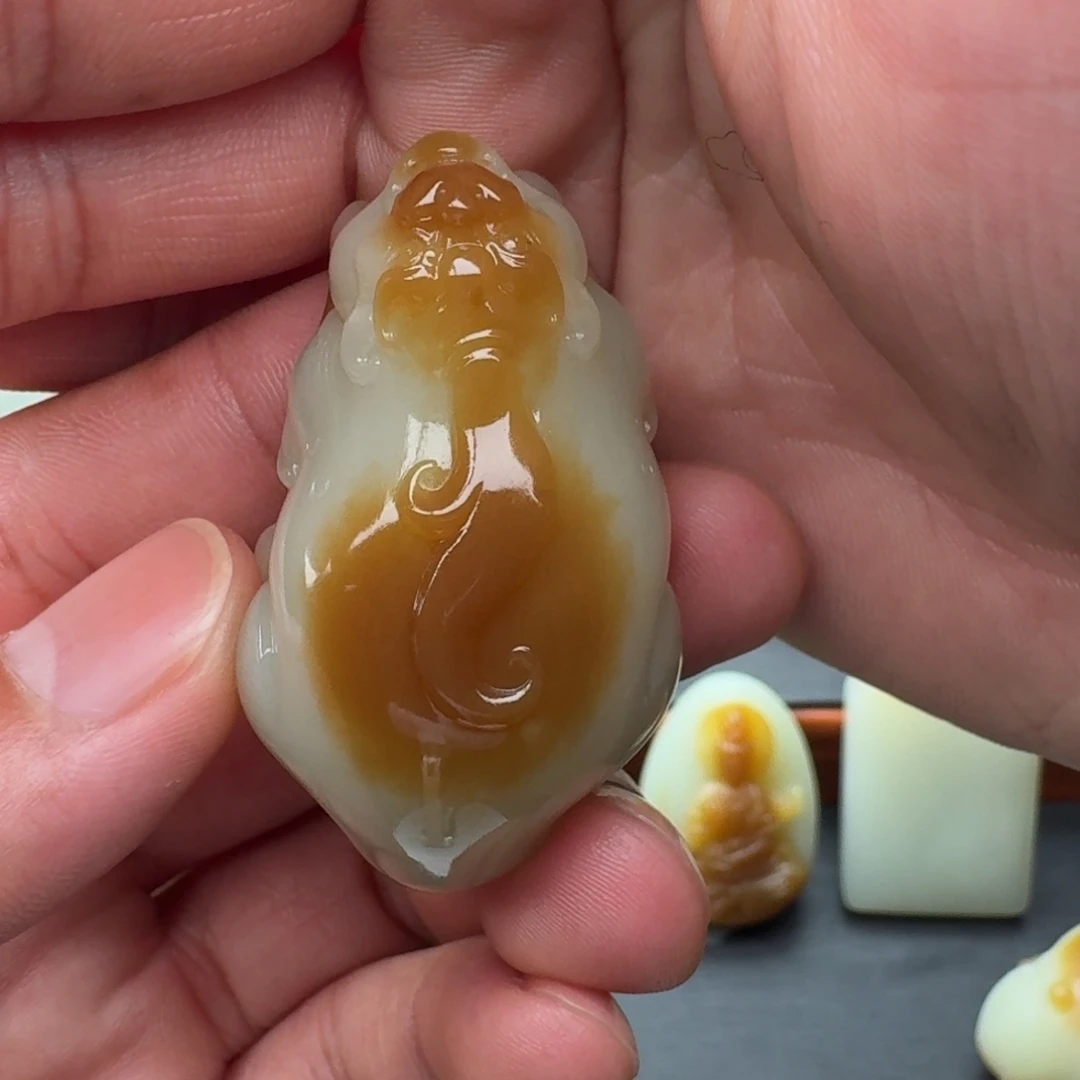 小***虎和田玉（糖玉）未镶嵌颈饰