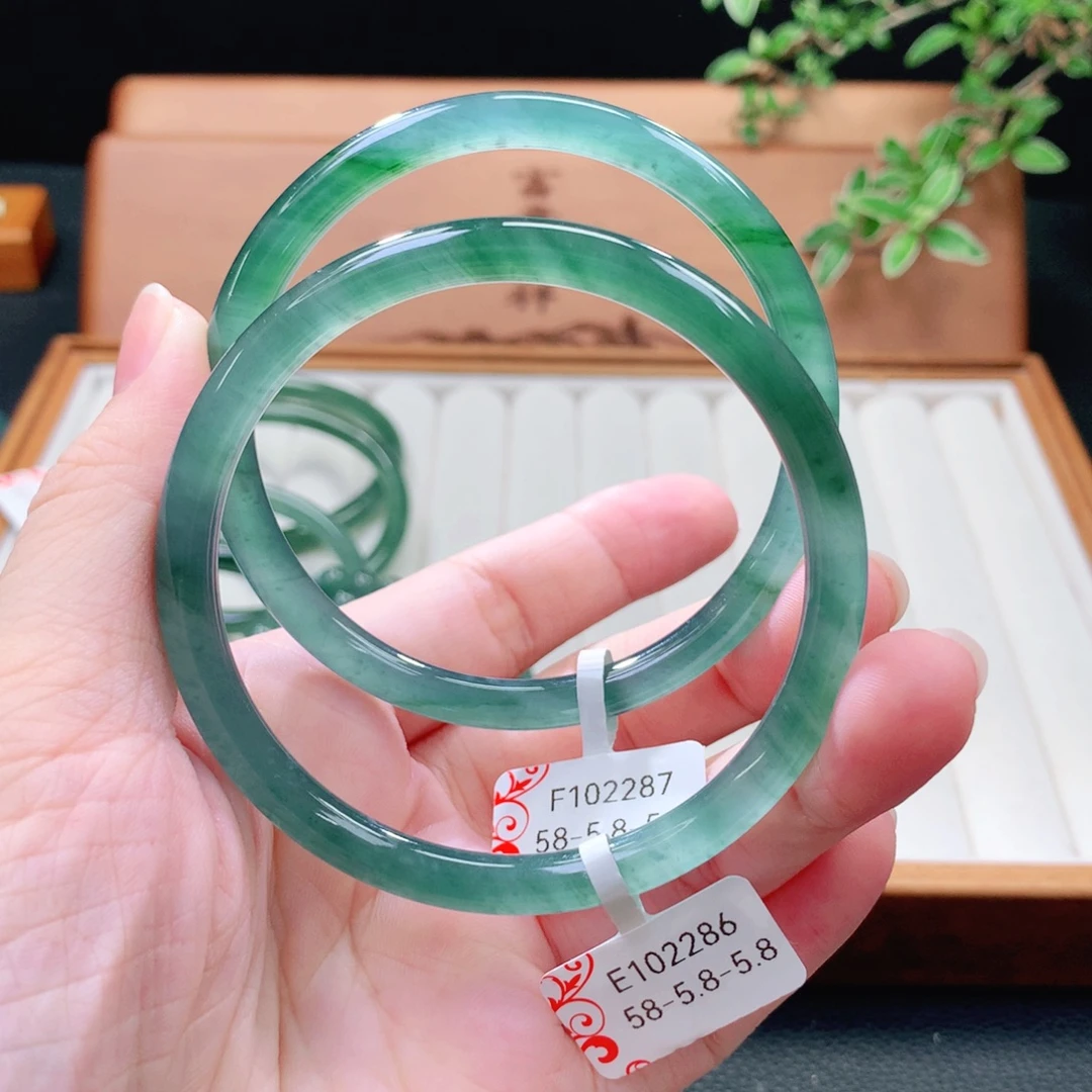 翡翠未镶嵌手镯（圆镯）