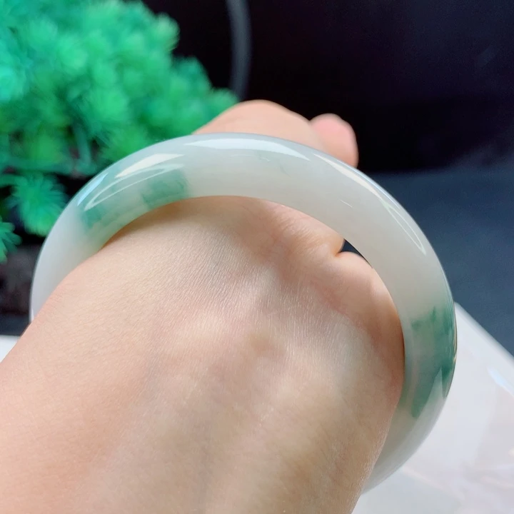 翡翠未镶嵌手镯56。57品质很好，推荐