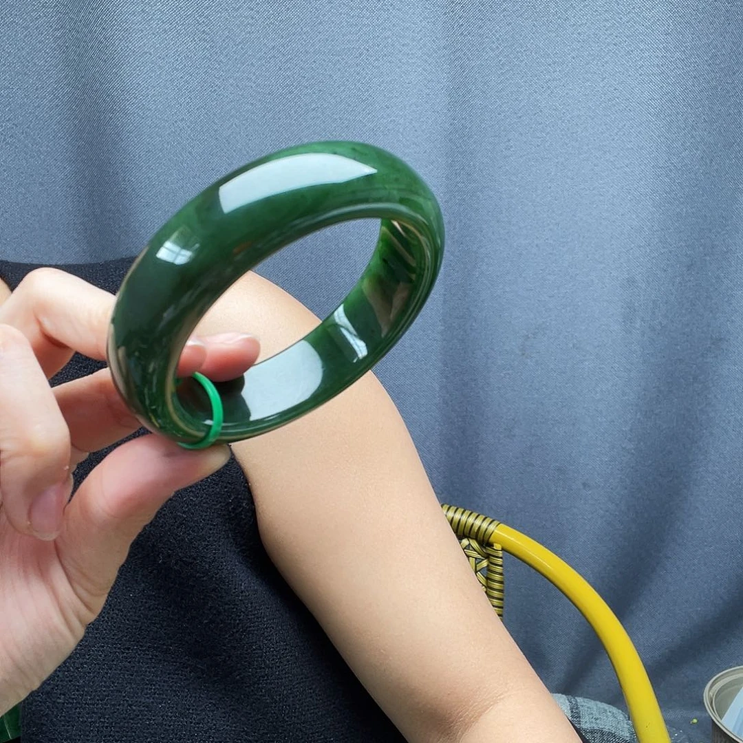 阿***莲和田玉未镶嵌手镯