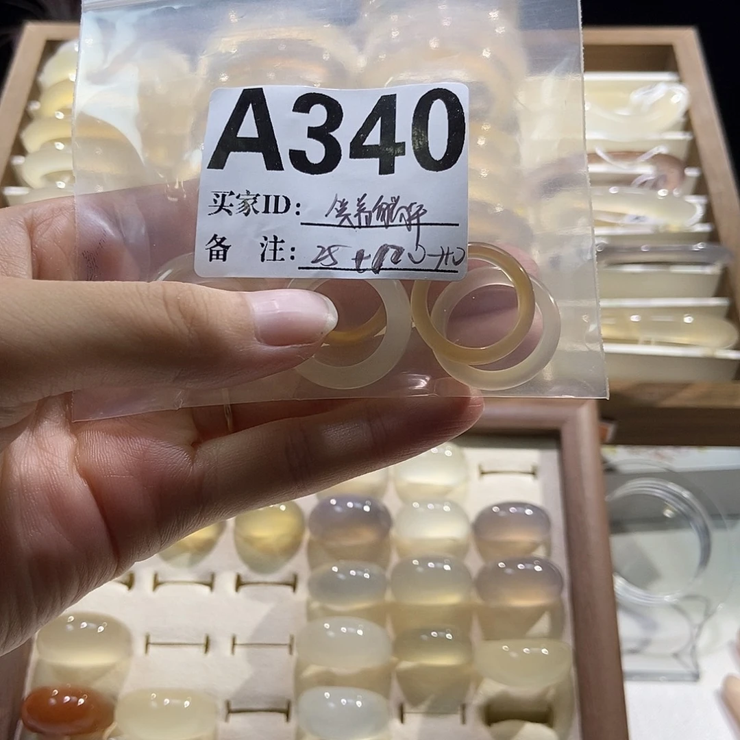 笑***平手镯玛瑙/玉髓合金