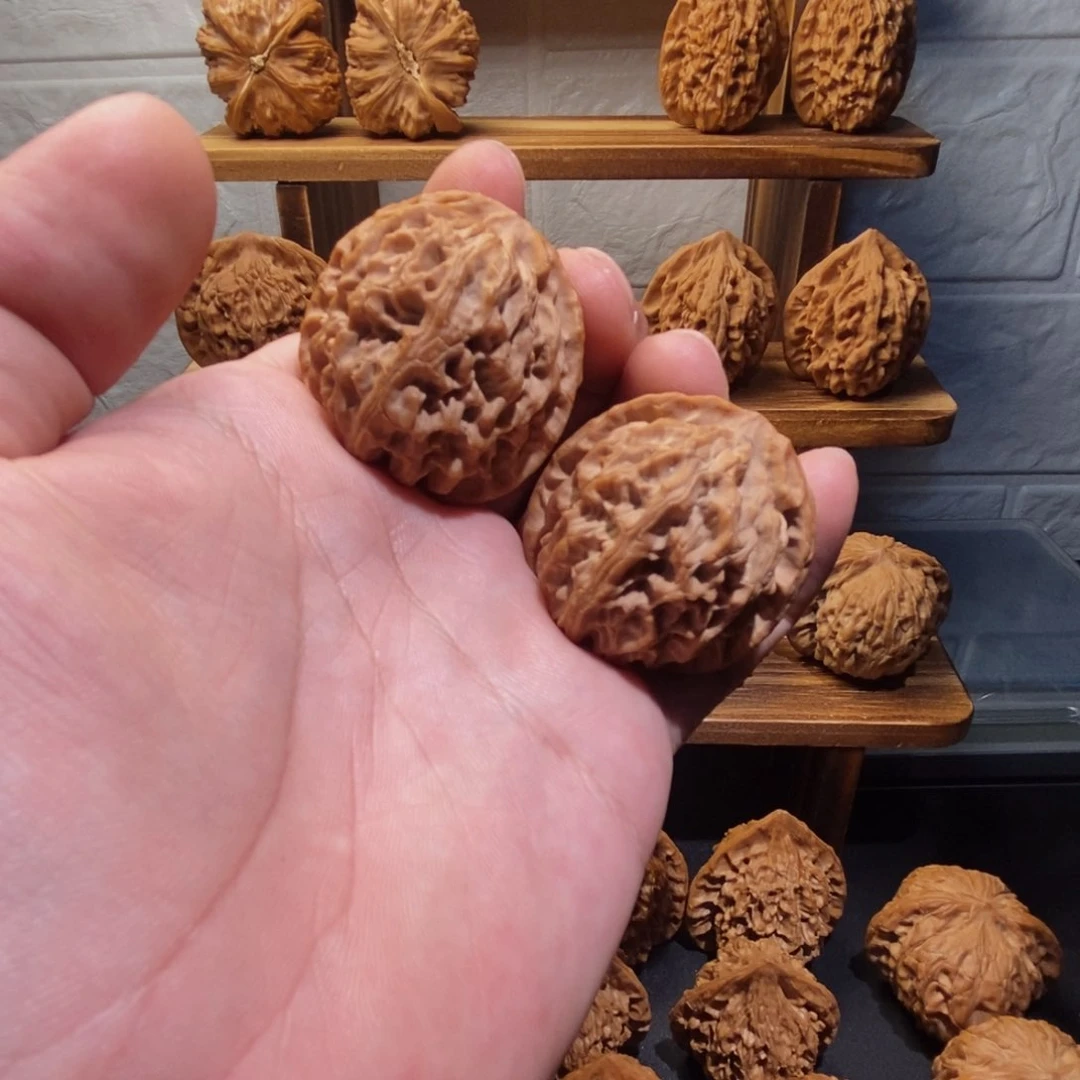 文玩核桃吊坠山地红皮全品38苹果