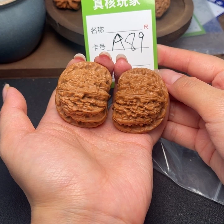 文玩核桃吊坠白狮子