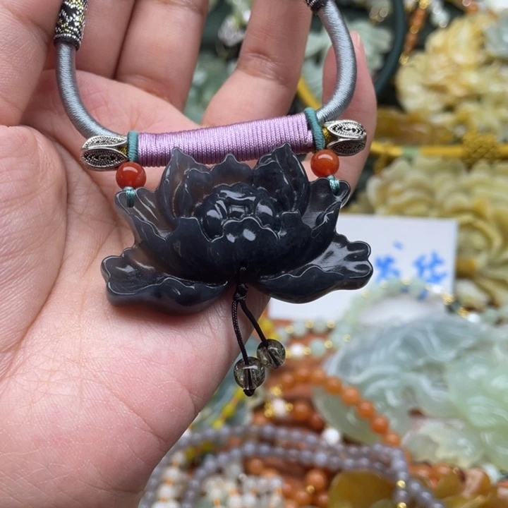 蛇纹石玉吊坠合金