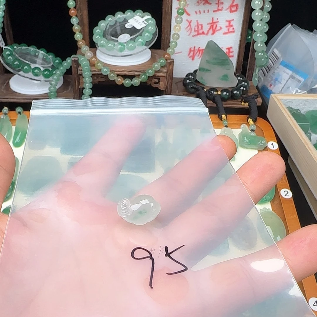 石英质玉颈饰未镶嵌?***话