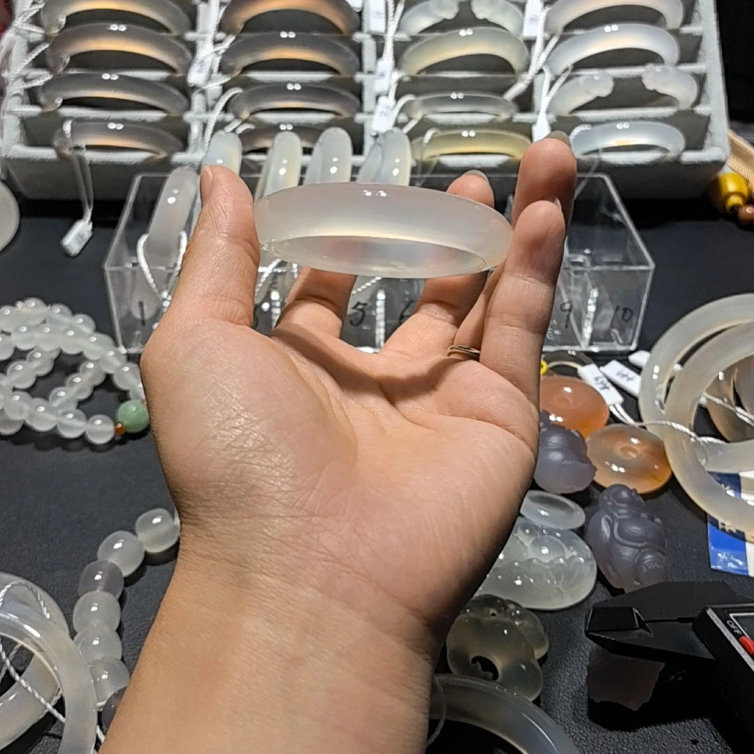 玛瑙/玉髓未镶嵌手镯有扣不退换
