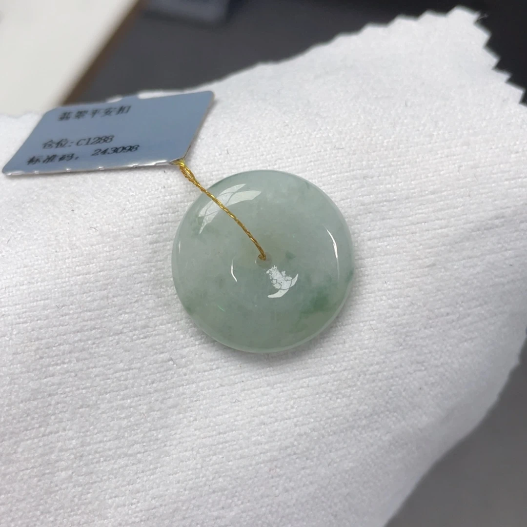 翡翠未镶嵌颈饰平安扣