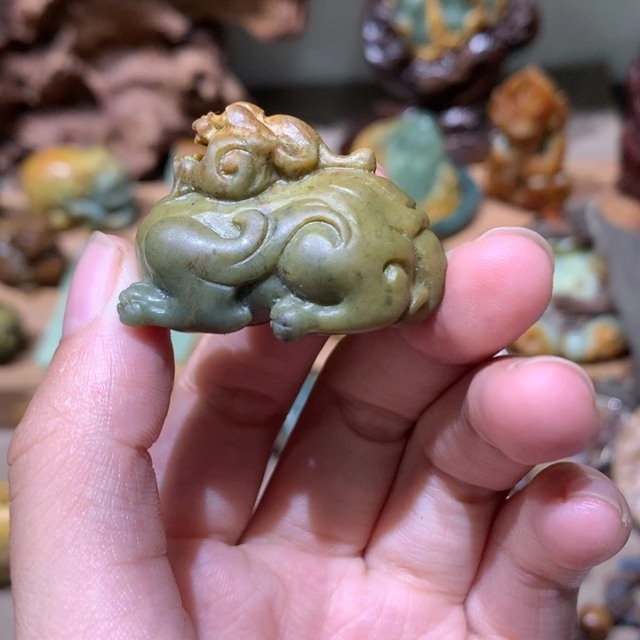 未镶嵌岫岩河磨玉（透闪石质玉）把件