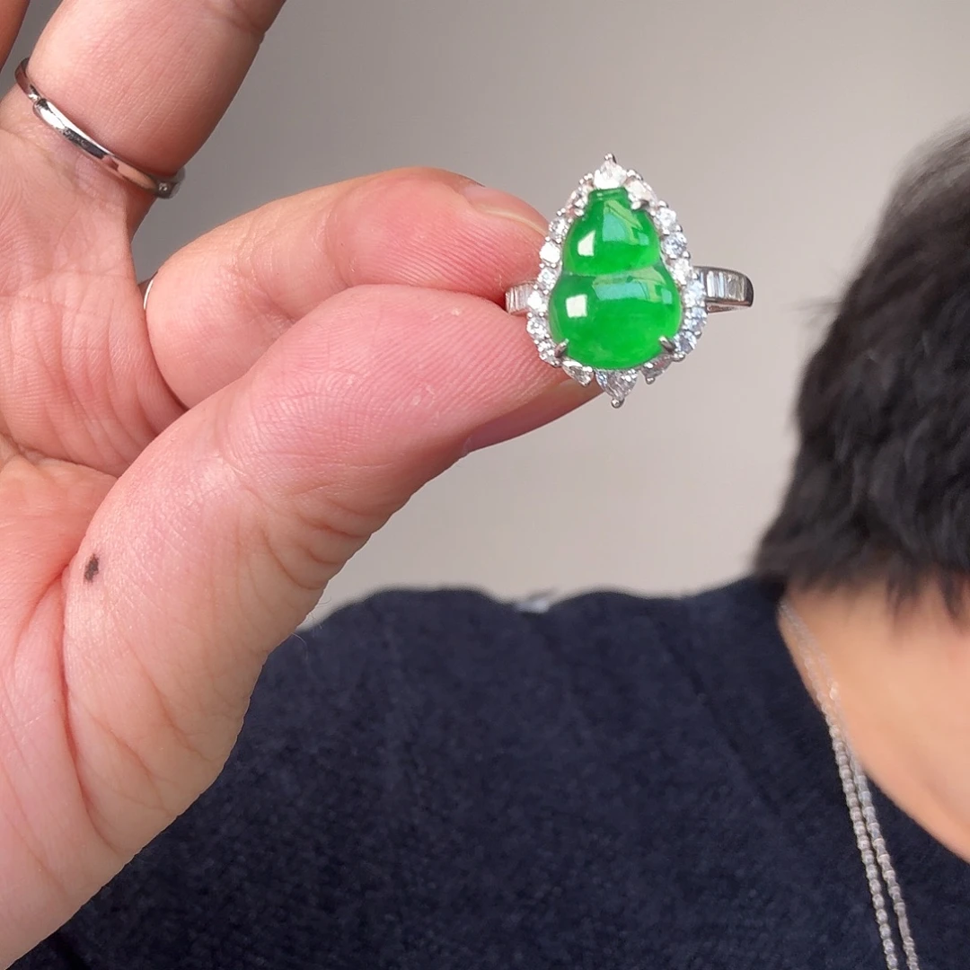 翡翠未镶嵌颈饰一件