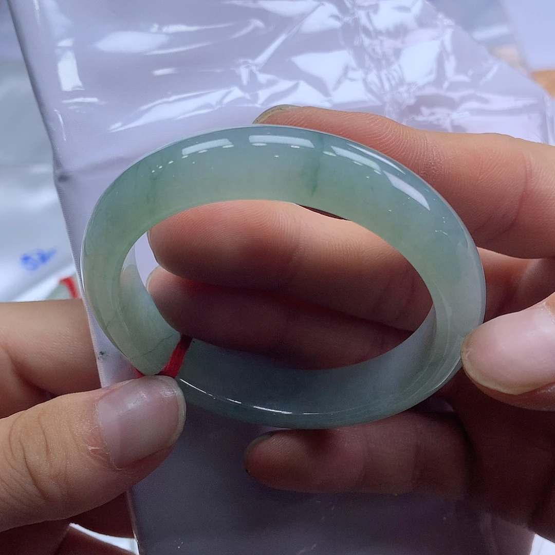 翡翠手镯未镶嵌翡翠