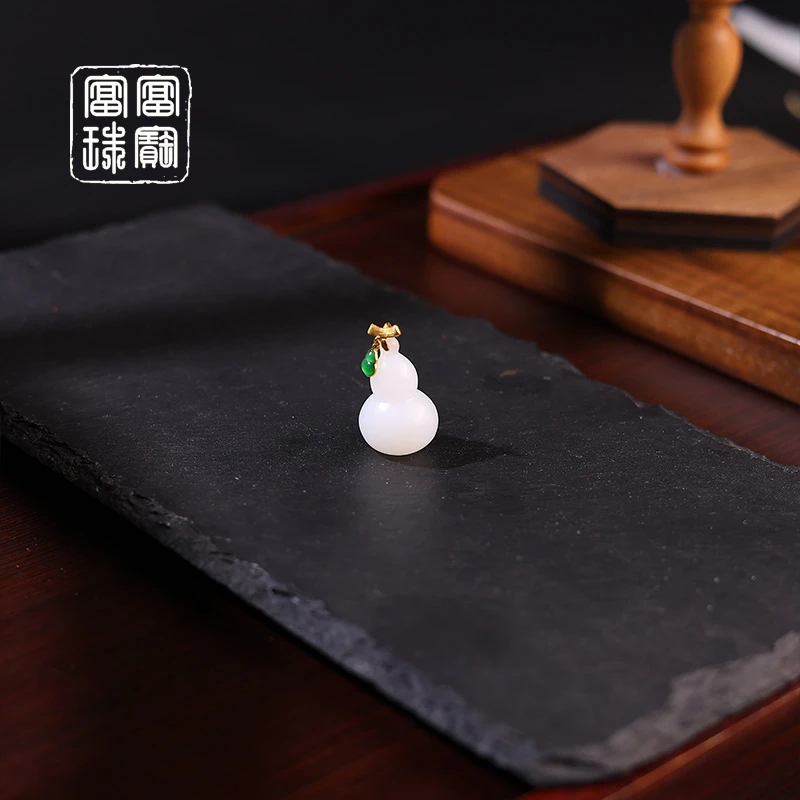 【白翠葫】富富珠宝 和田玉18k金百搭吊坠 赠绳 （天然珠宝多样性发）
