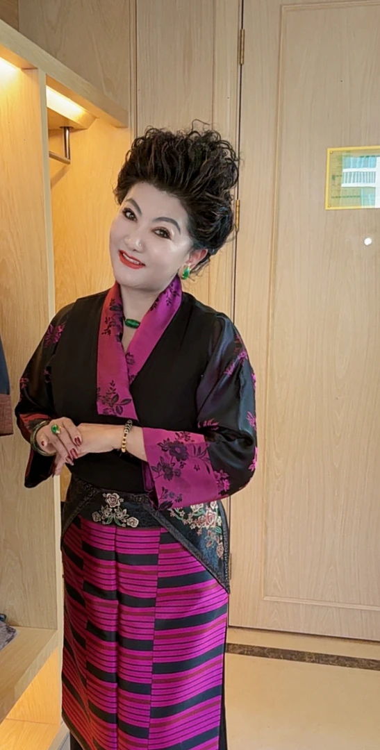 粉色衬衫和粉色带黑色卓典一套