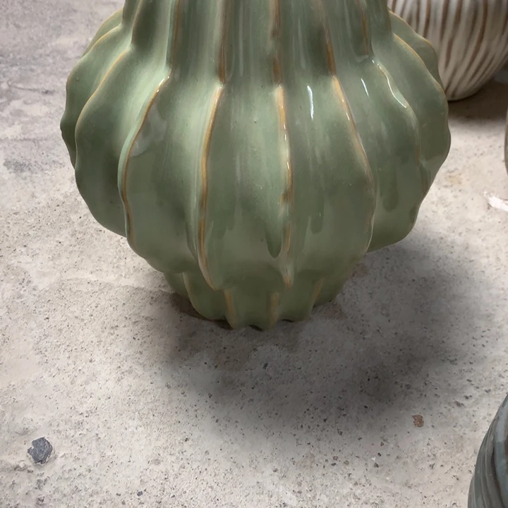 不**姐默认打孔微瑕花瓶一个