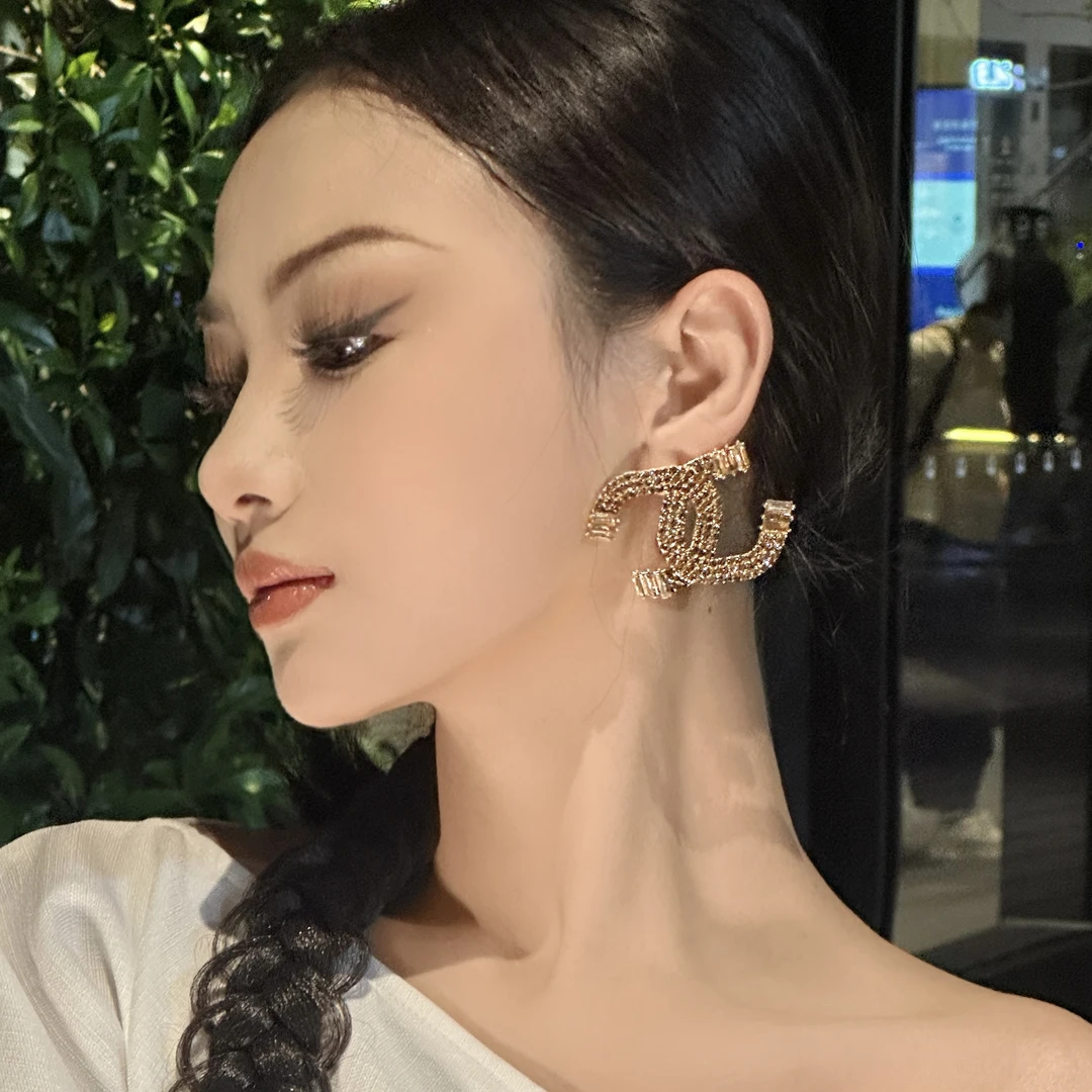 铜合金锆石耳饰 【巴黎都市】重工高级感不规则镶钻耳环夸张双c设计
