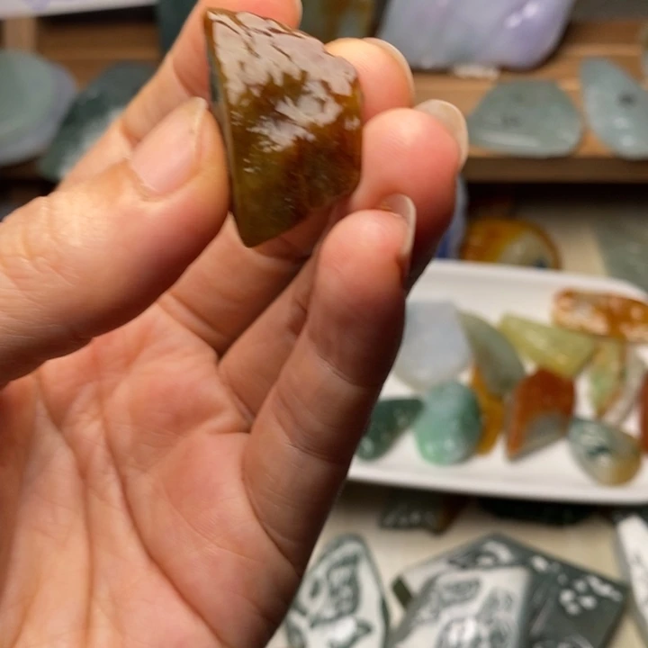 颈饰未镶嵌翡翠天然