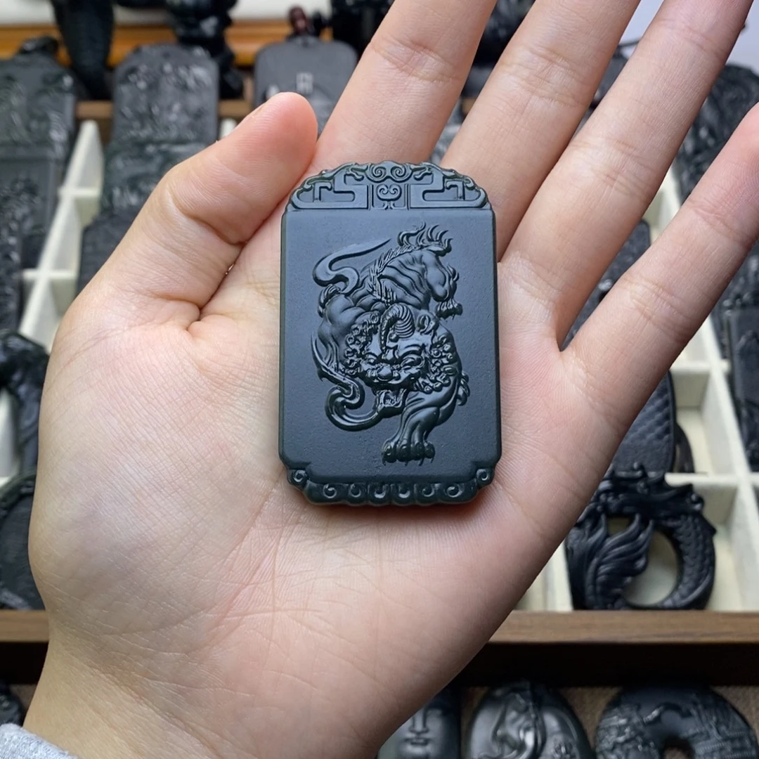 夏***董和田玉未镶嵌颈饰