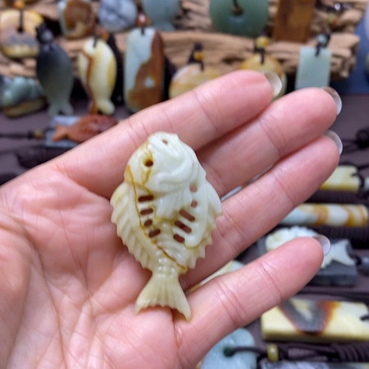 蛇纹石玉未镶嵌颈饰