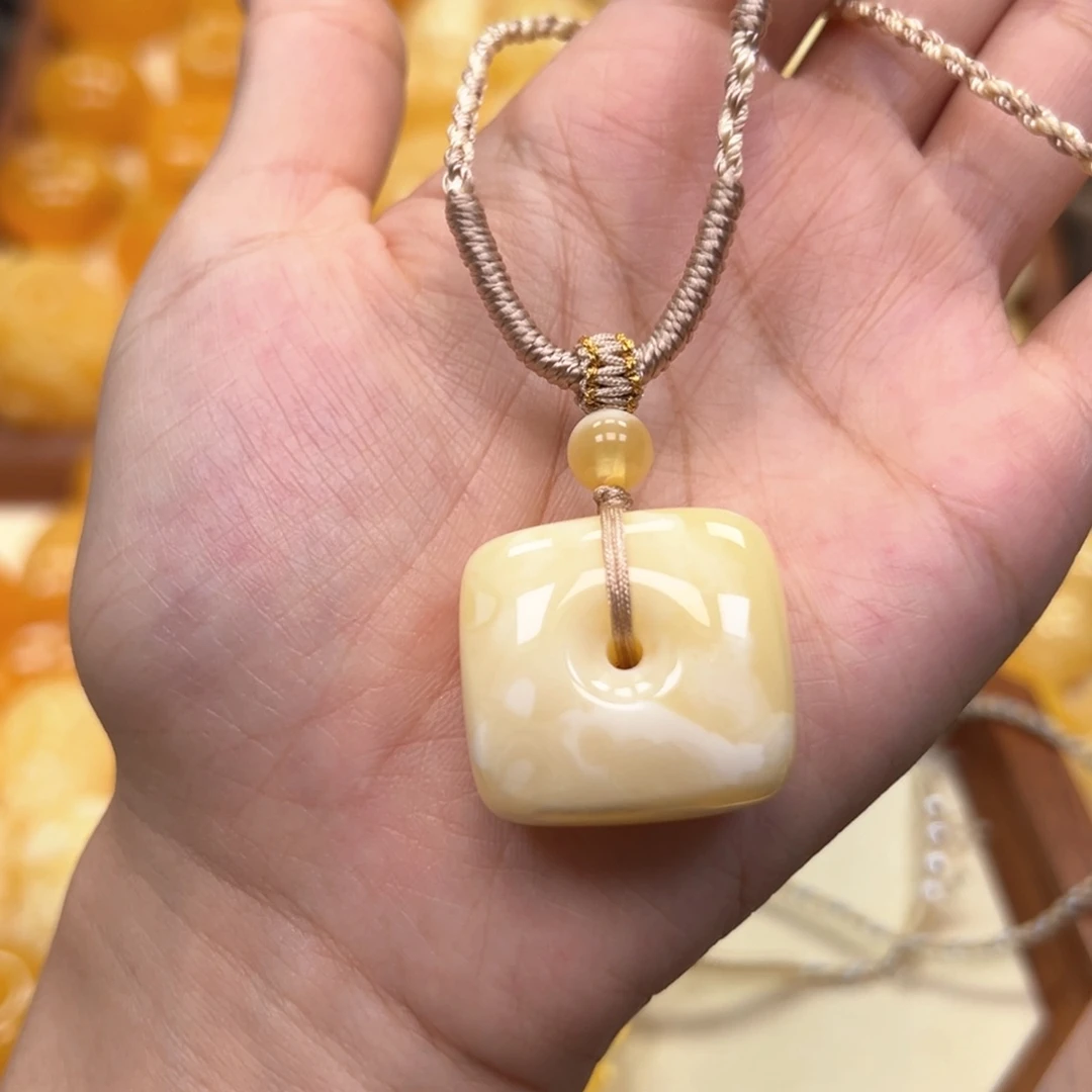 琥珀未镶嵌颈饰蜜蜡