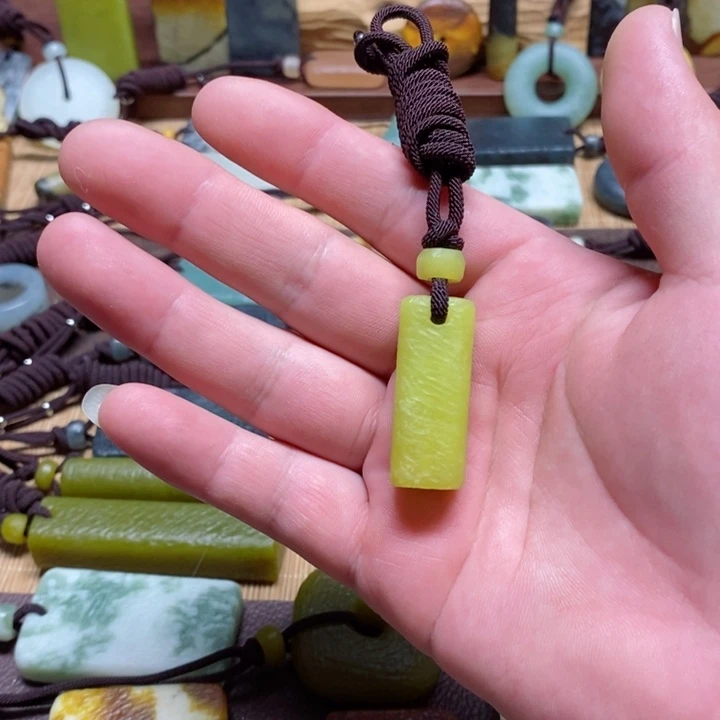 蛇纹石玉挂件未镶嵌