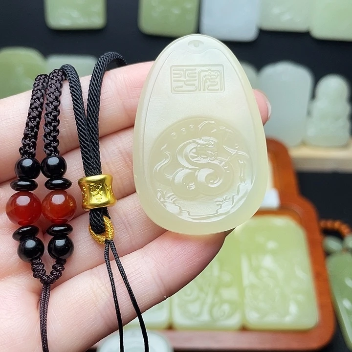 用***4石材昆仑山料生肖蛇