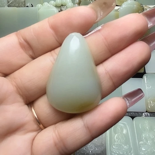 颈饰未镶嵌和田玉（白玉）