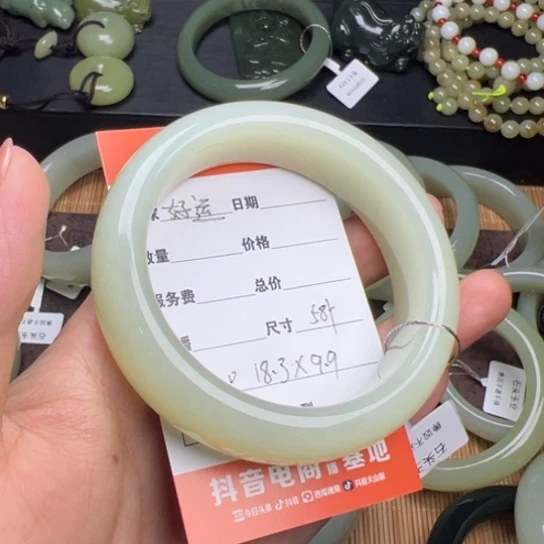 和田玉手镯未镶嵌好*?