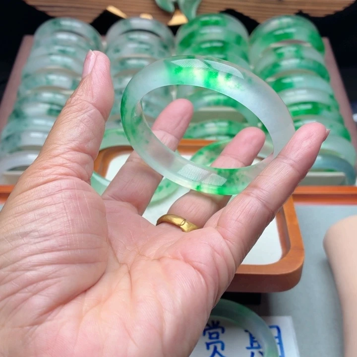 文***清石英质玉未镶嵌手镯