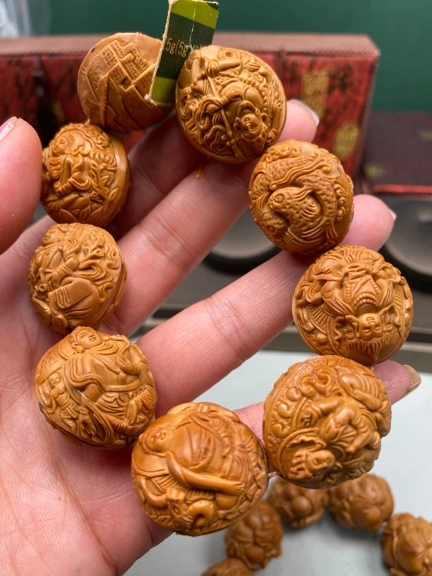 万佛朝宗橄榄核雕刻