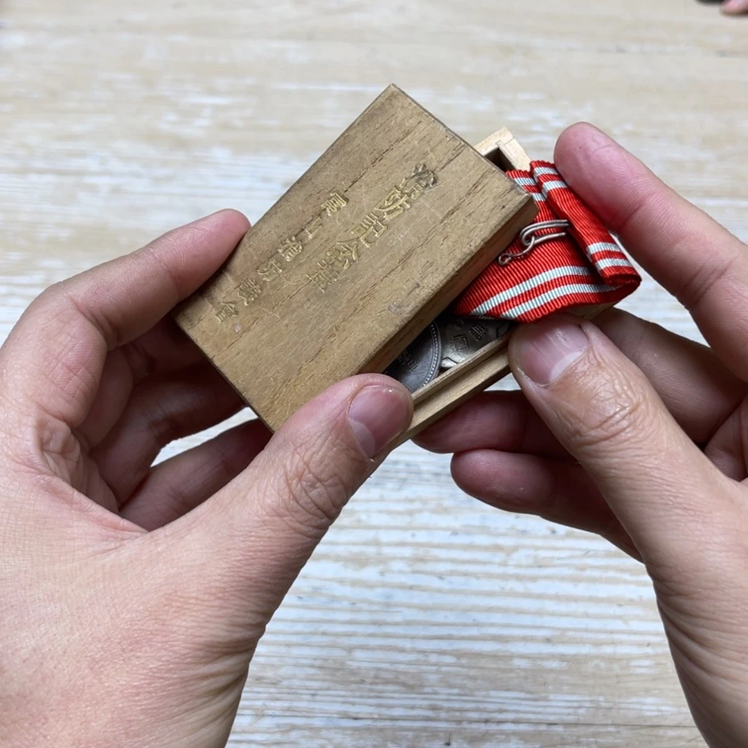 瓷片恩*密密麻麻地排列着一个