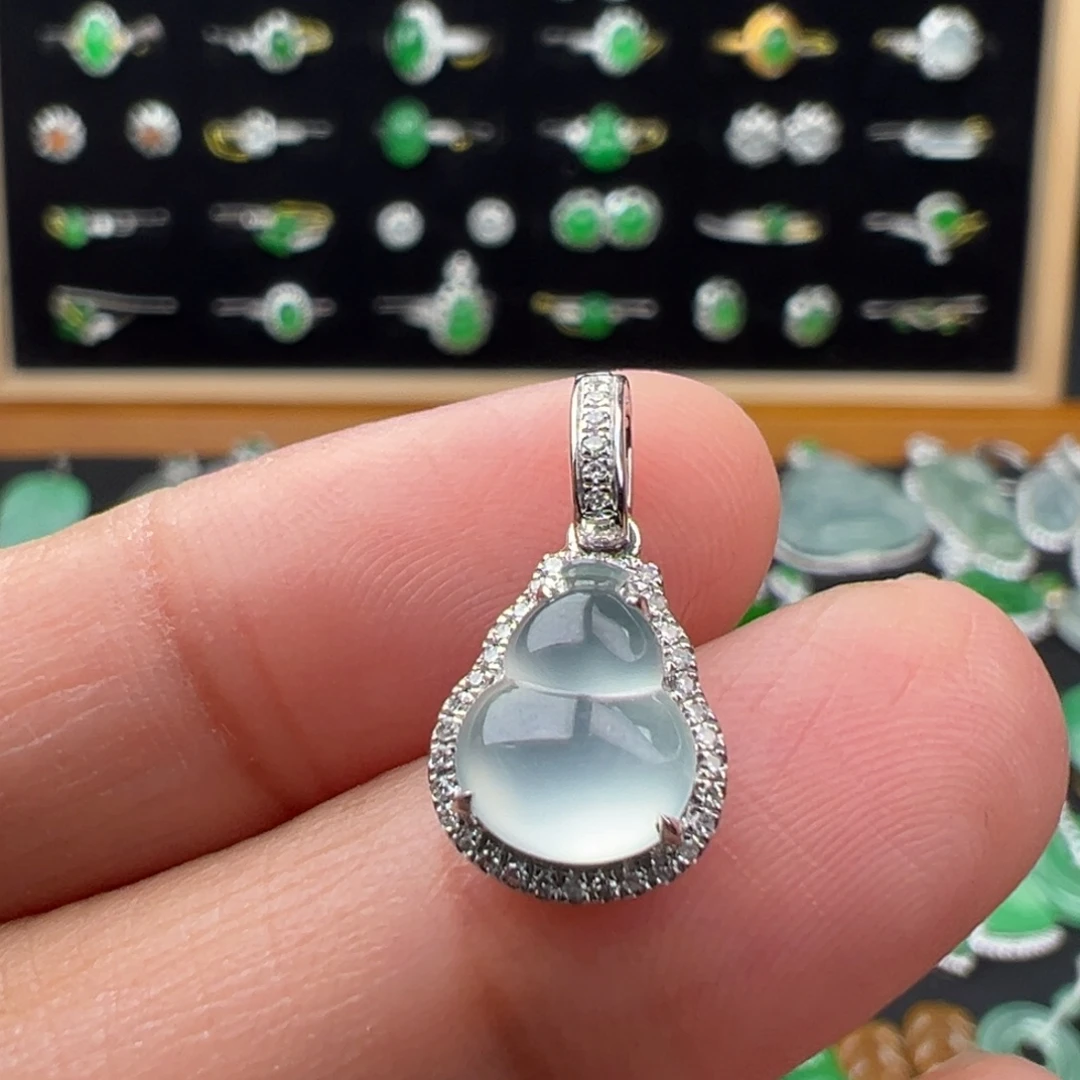 翡翠18K金镶嵌颈饰葫芦