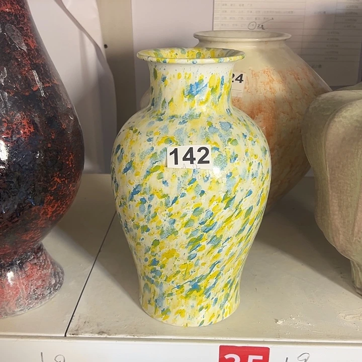 白泥花瓶高27口8。142。