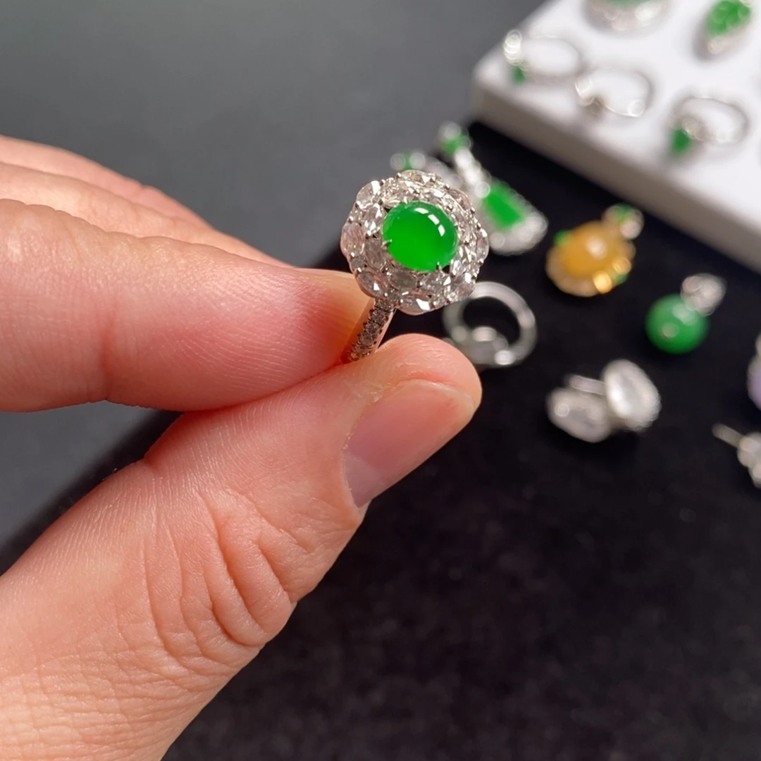 翡翠18K金镶嵌戒指正阳绿蛋面戒指