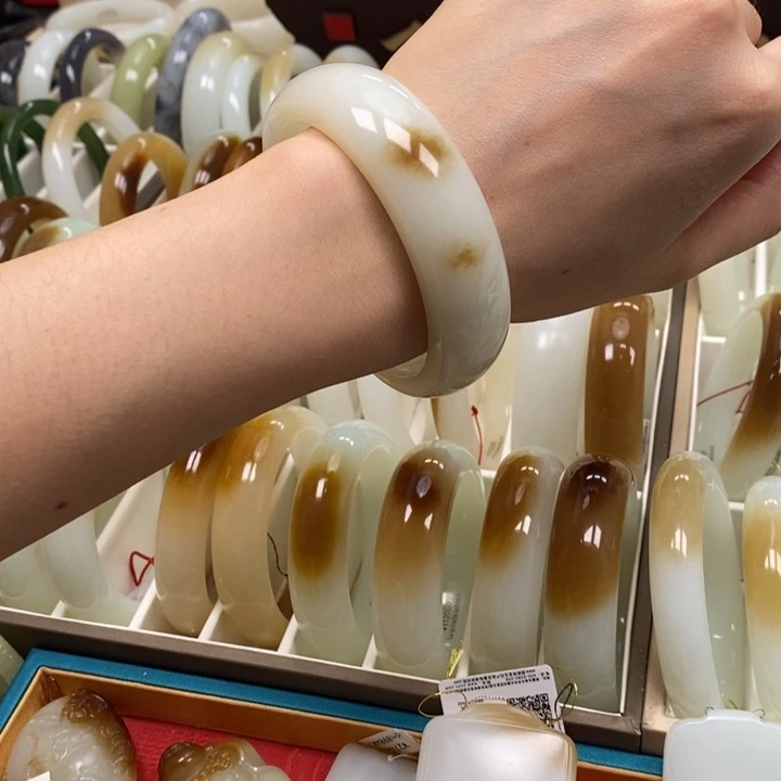 和田玉手镯未镶嵌