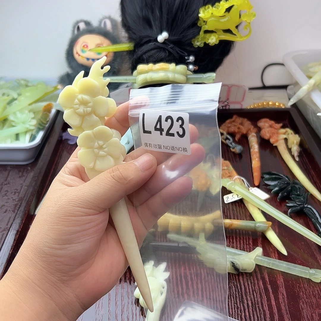 合金蛇纹石玉发饰青*。