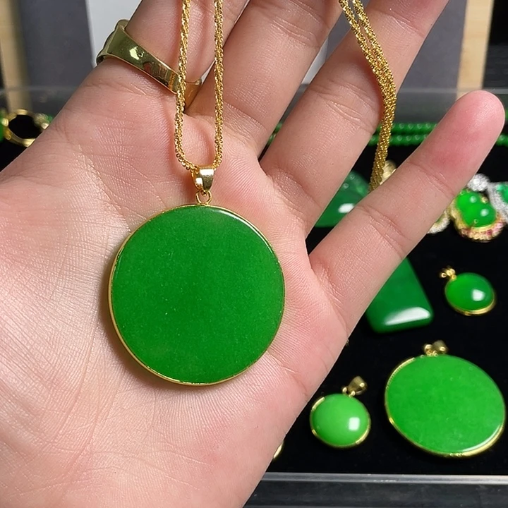 翡翠18K金镶嵌颈饰圆牌