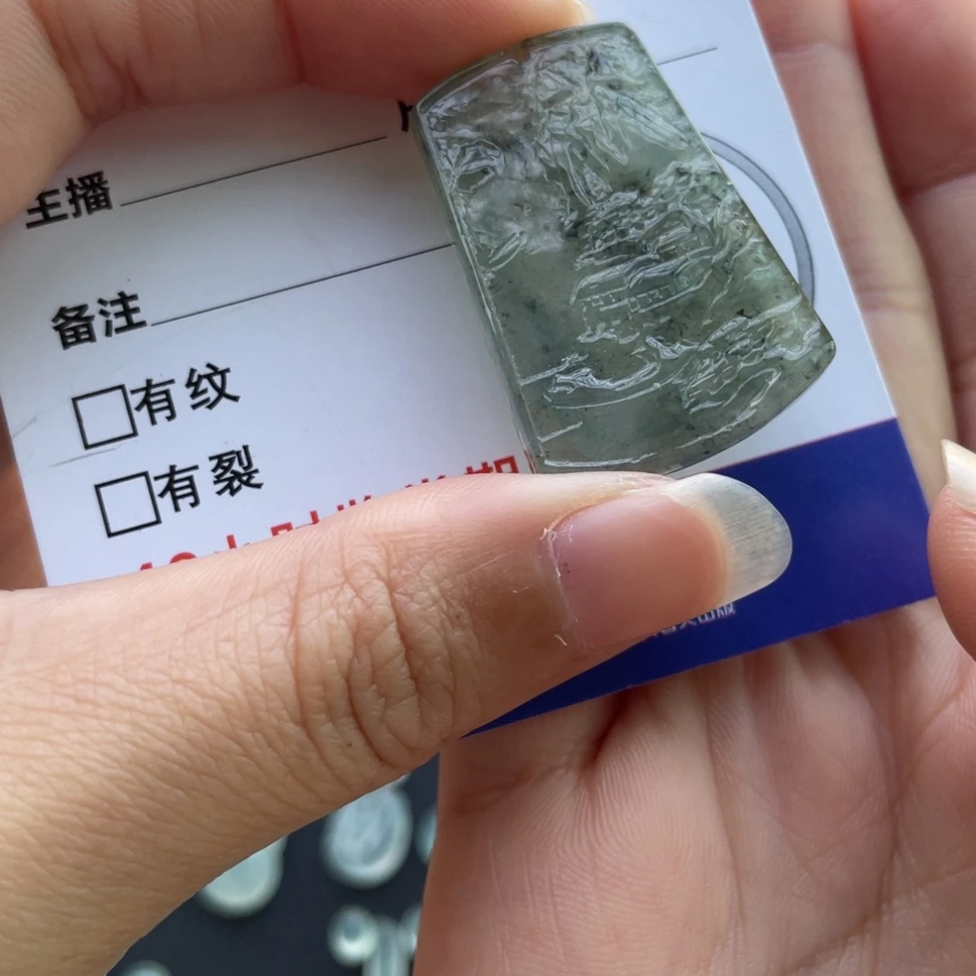 翡翠未镶嵌颈饰乌鸡浅浮雕山水牌