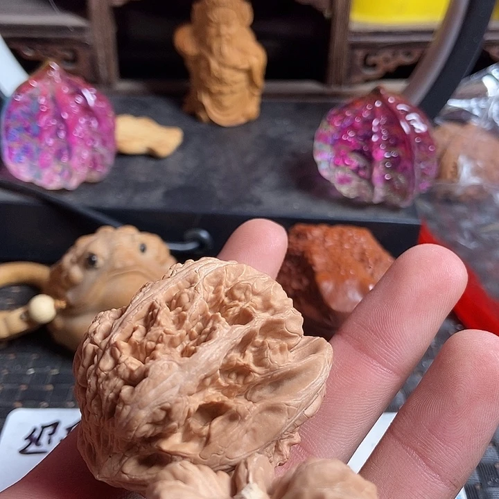 文玩核桃吊坠佐*行粗筋