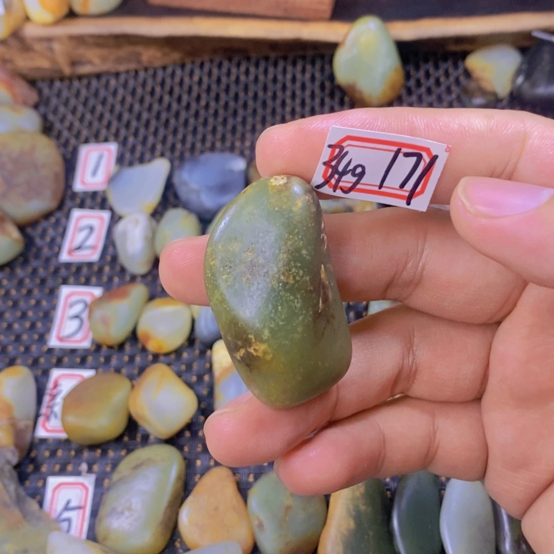颈饰未镶嵌和田玉（糖玉）