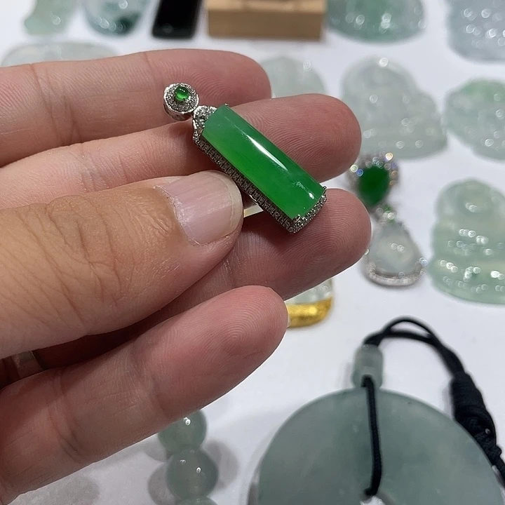 翡翠未镶嵌颈饰无事牌