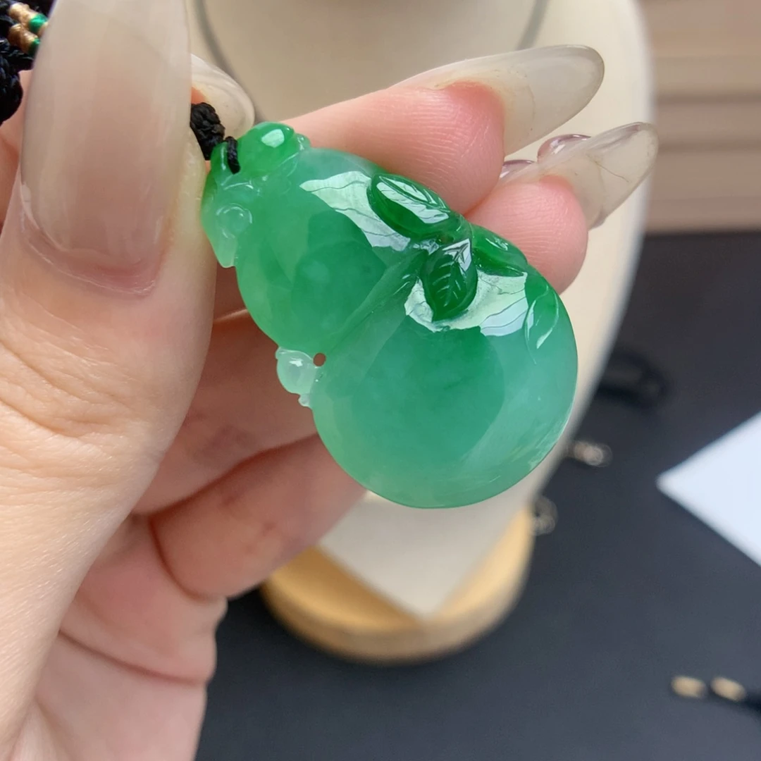 翡翠未镶嵌颈饰葫芦