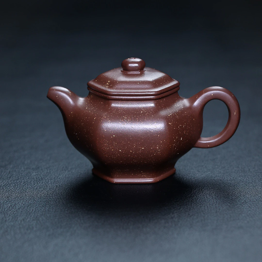 【新品】全手工六方掇只.【大拍级陶手】周玉奇制紫泥铺砂.220cc.9孔