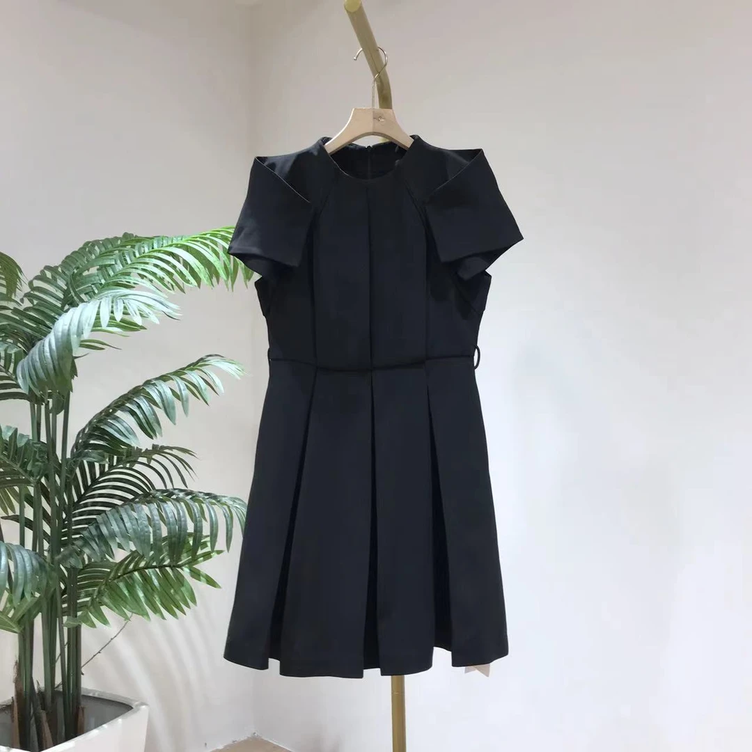 D4792欧洲站2025夏季新款小众设计造型袖气质收腰圆领连衣裙