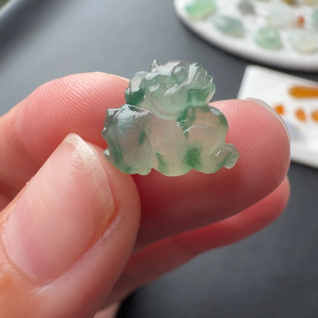 定制翡翠未镶嵌冰种飘绿花貔貅