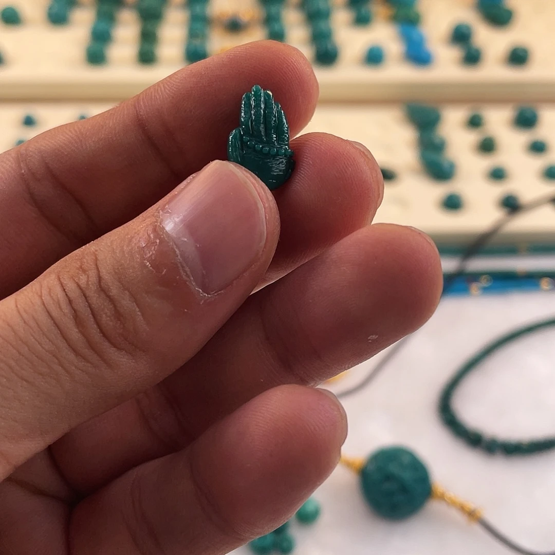 绿松石未镶嵌颈饰