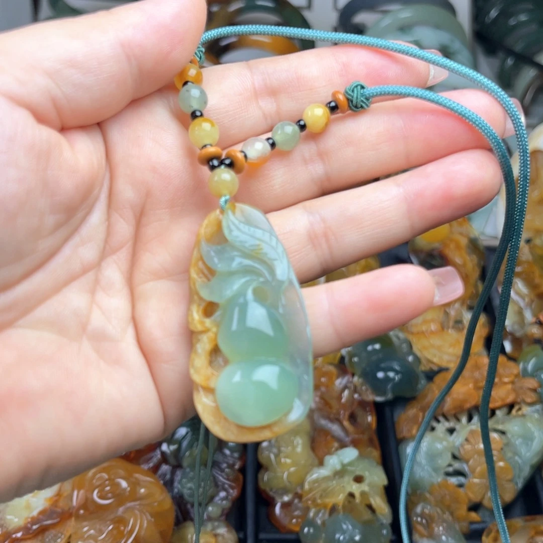 蛇纹石玉未镶嵌颈饰