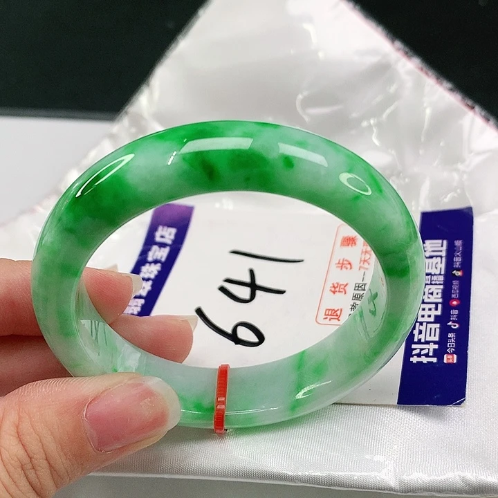 翡翠手镯未镶嵌翡翠