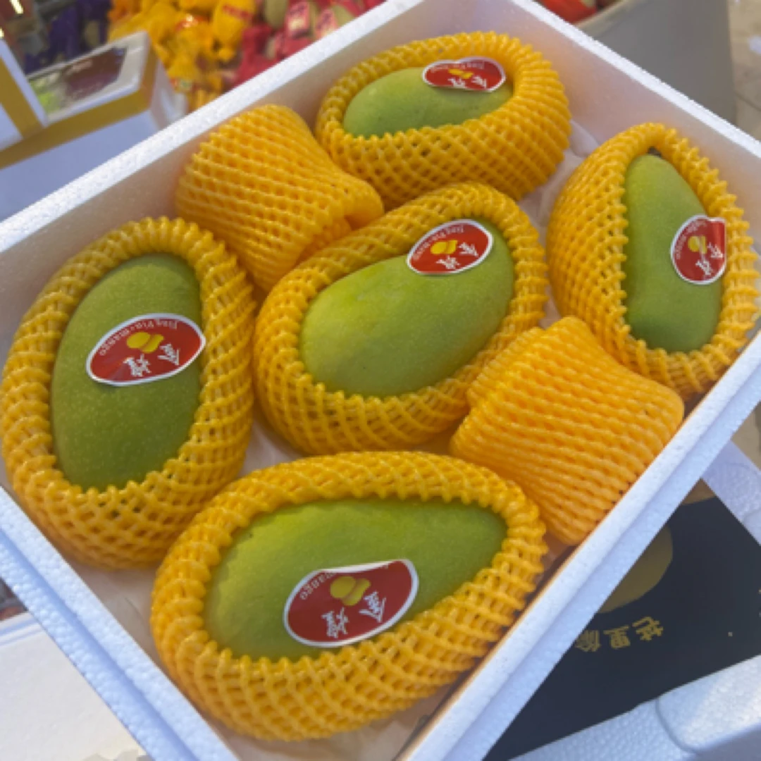 万新金煌芒果一箱5个4-4.8斤左右